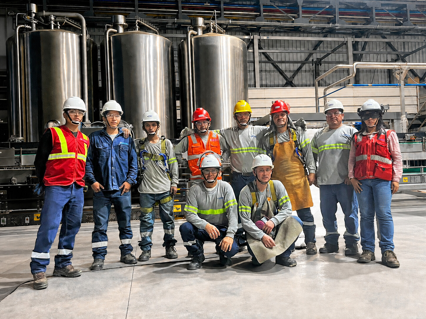 Equipo de trabajo de INDUMETAL en planta