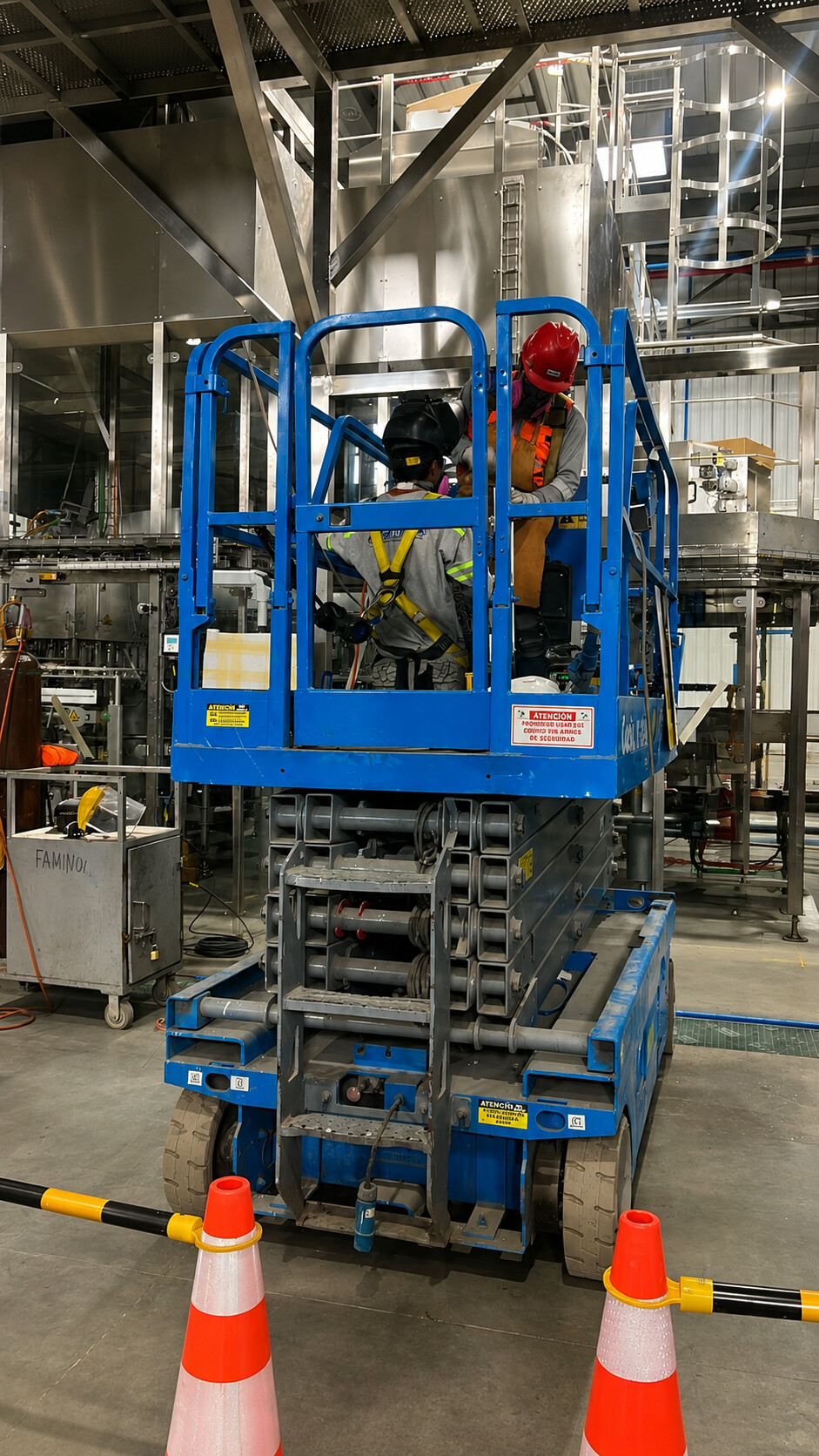 Plataforma elevadora en planta industrial
